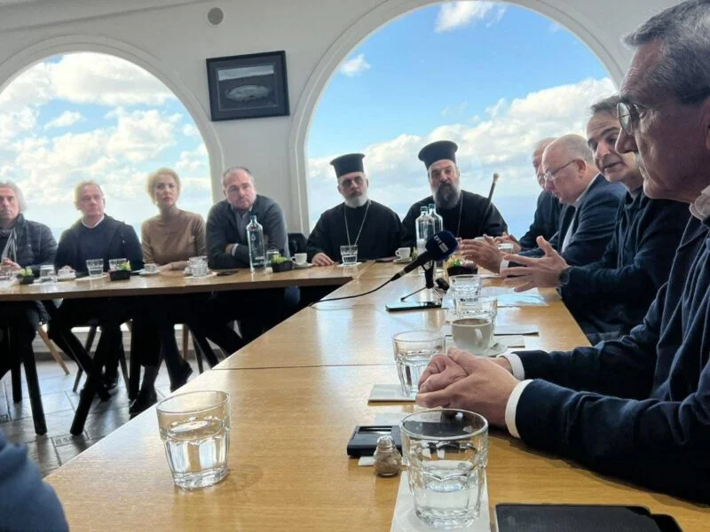 Η Κατερίνα Μονογυιού συνόδευσε τον Πρωθυπουργό κατά την επίσκεψή του στη Σαντορίνη: Οι κάτοικοι της Σαντορίνης δεν είναι μόνοι τους