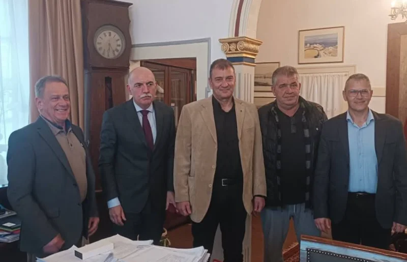 Συνάντηση εργασίας του Δημάρχου Μυκόνου, Χρήστου Βερώνη με τον Γεν. Επ. Αστυνομίας Νοτίου Ελλάδος,και τον Γεν. Περ. Αστυνομικό Διευθυντή Ν. Αιγαίου