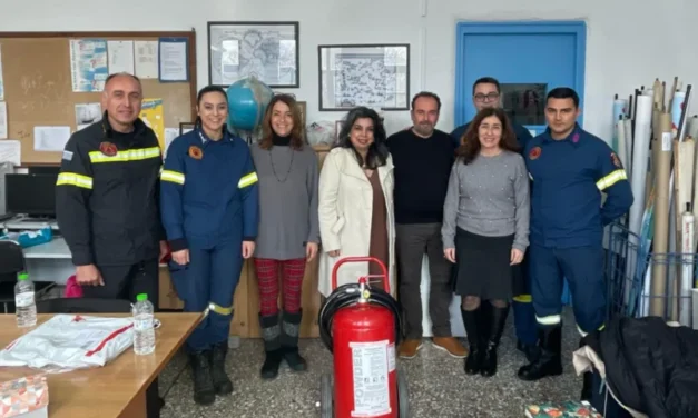 Παρουσίαση Μέτρων Προστασίας από την Πυροσβεστική στο 1ο Δημοτικό παρουσία της Αντιδημάρχου Παιδείας και του Εντ. Συμβούλου Πολιτικής Προστασίας