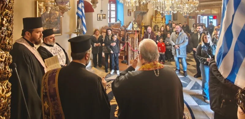 Οι Μυκόνιοι προσευχήθηκαν για τα θύματα του δυστυχήματος των Τεμπών