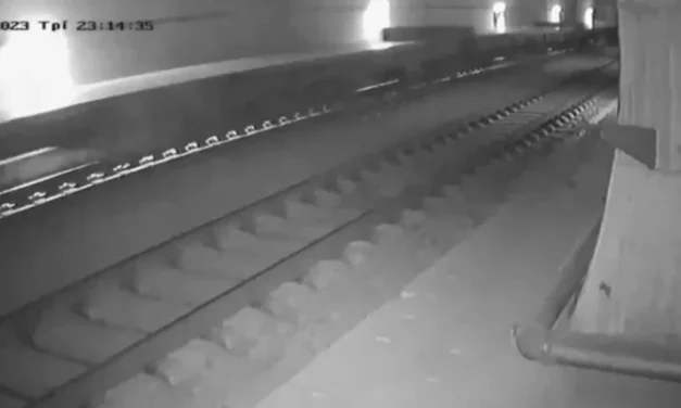 Αποκάλυψη για τα Τέμπη: Τρία νέα βίντεο, λίγο πριν τη σύγκρουση -Δεν φαίνονται δεξαμενές στην εμπορική αμαξοστοιχία