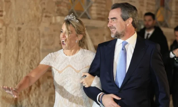 Παντρεύτηκαν Νικόλαος Ντε Γκρες-Χρυσή: Απαστράπτουσα η νύφη -Όλοι οι καλεσμένοι που πήγαν [εικόνες & βίντεο]
