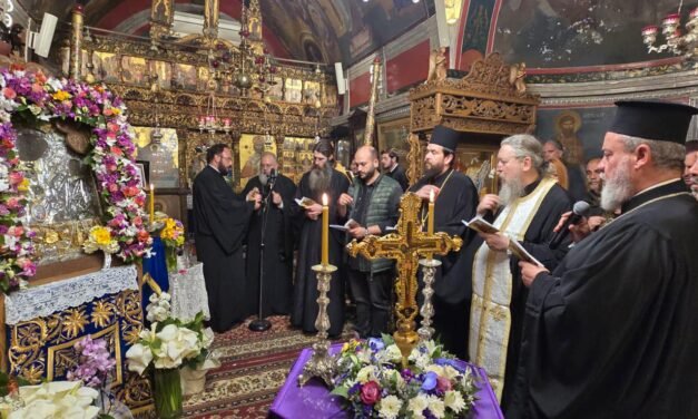 Χαιρετισμοί στον Τίμιο Σταυρό από τον Αιδεσιμολ. Πρωτοπρ. Θεμιστοκλή Χριστοδούλου στο Ιερό Μητροπολιτικό Ναό της Μεγάλης Παναγιάς