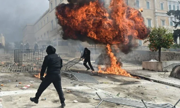 Ποινική δίωξη στους συλληφθέντες για τα επεισόδια στο Σύνταγμα – Οι 55 ζήτησαν προθεσμία ως την Τρίτη