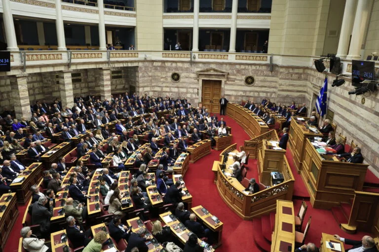 Βουλή: Απορρίφθηκε η πρόταση δυσπιστίας – Σκληρή αντιπαράθεση των πολιτικών αρχηγών
