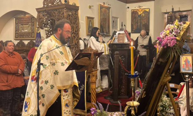 Την ακολουθία των Γ’ Χαιρετισμών της Παναγίας τέλεσε την Παρασκευή ο Αιδεσ. πατήρ Γεώργιος Κουσαθανάς στην Αγ. Κυριακή