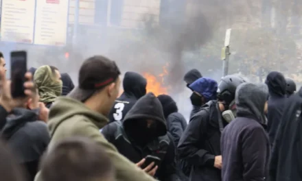 Συγκέντρωση Τέμπη: 220 προσαγωγές 73 συλλήψεις και 29 τραυματίες αστυνομικοί – Τα στοιχεία της ΕΛ.ΑΣ