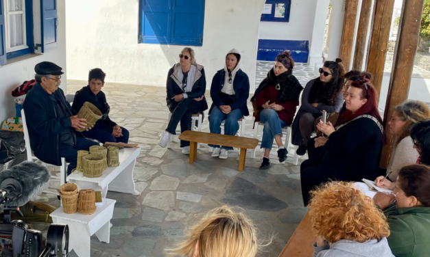 Αναβιώνει η τέχνη της καλαθοπλεκτικής στη Μύκονο με οδηγό τον Βαγγέλη Μενδρινό στη Λέσχη Γαστρονομίας Μυκόνου