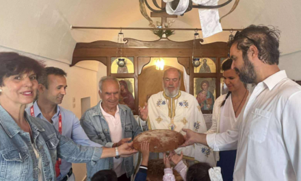 Θεία Λειτουργία στο Ιερό Παρεκκλήσιο των Αγίων Κωνσταντίνου και Ελένης της οικογένειας των Παναγιώτη και Ελένης Χρυσανθακοπούλου.
