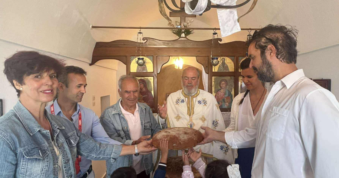Θεία Λειτουργία στο Ιερό Παρεκκλήσιο των Αγίων Κωνσταντίνου και Ελένης της οικογένειας των Παναγιώτη και Ελένης Χρυσανθακοπούλου.