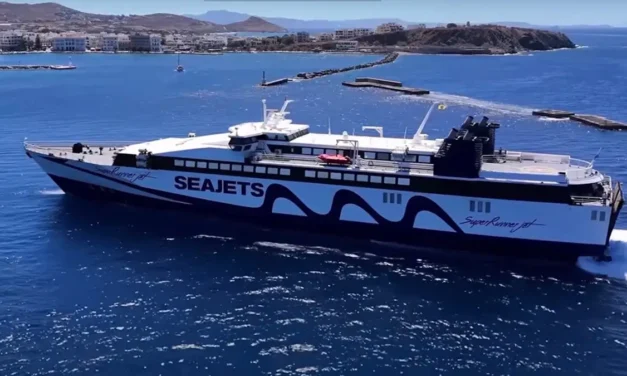 Νάξος: Αίσιο τέλος για την περιπέτεια των επιβατών του Super Runner Jet – Έδεσε με ασφάλεια στο λιμάνι