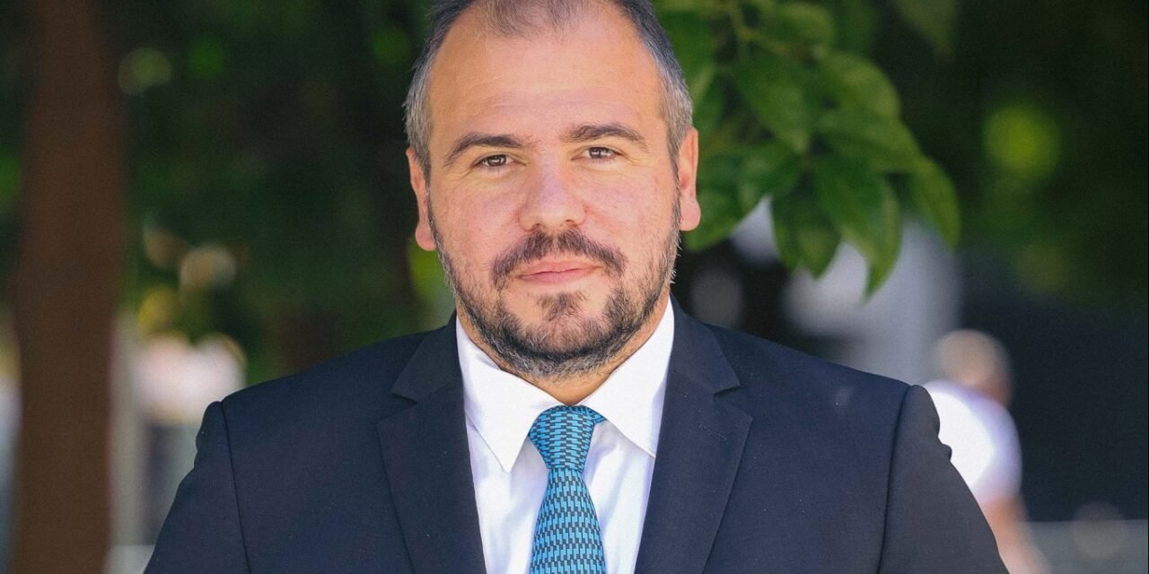 Ο Φίλιππος Φόρτωμας φέρνει στη Βουλή τις προσλήψεις εποχικών πυροσβεστών στην νήσο Σύρο