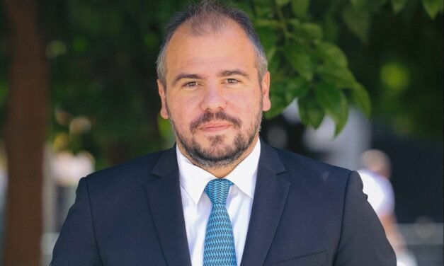 Ο Φίλιππος Φόρτωμας φέρνει στη Βουλή τις προσλήψεις εποχικών πυροσβεστών στην νήσο Σύρο