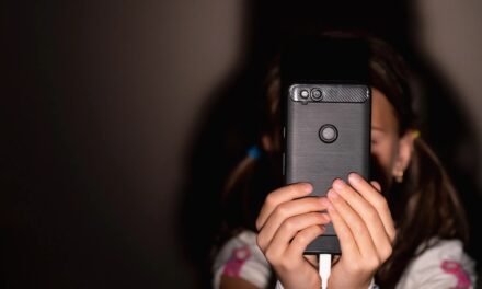 «Φρένο» στην είσοδο των νέων στα social media: Σκέψεις για όριο «ψηφιακής ενηλικίωσης» στην ΕΕ μετά από πρόταση της Ελλάδας