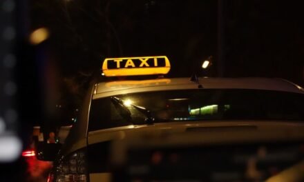 Ακυρώνεται ως παράνομος ο κανόνας του «60λεπτου» για την εκμίσθωση ΙΧ με οδηγό στα νησιά
