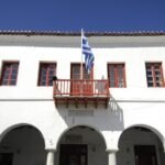 Αεροδρόμιο Μυκόνου: Ο Δήμος απαιτεί άμεση διακοπή εργασιών για “Ακαλαίσθητες” διαφημιστικές πινακίδες