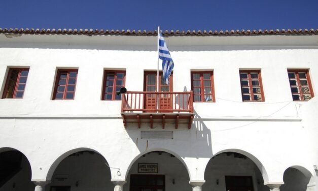 Αεροδρόμιο Μυκόνου: Ο Δήμος απαιτεί άμεση διακοπή εργασιών για “Ακαλαίσθητες” διαφημιστικές πινακίδες