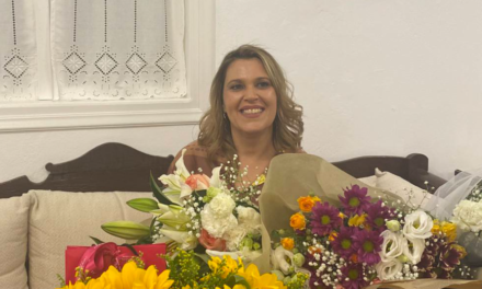 Θρίαμβος για την Άννα Συκιανάκη στην Άνω Μερά Μυκόνου – Το Δεύτερο Βιβλίο της Κατέκτησε το Κοινό!