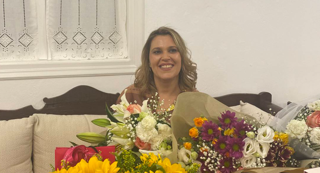 Θρίαμβος για την Άννα Συκιανάκη στην Άνω Μερά Μυκόνου – Το Δεύτερο Βιβλίο της Κατέκτησε το Κοινό!