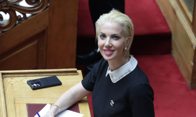 Κατερίνα Μονογυιού: Αναφορά προς την Υπουργό Παιδείας για τη δίκαιη αναμοριοδότηση των σχολείων Θήρας και Νήσων