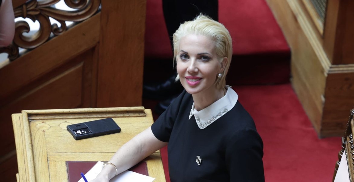 Κατερίνα Μονογυιού: Αναφορά προς την Υπουργό Παιδείας για τη δίκαιη αναμοριοδότηση των σχολείων Θήρας και Νήσων
