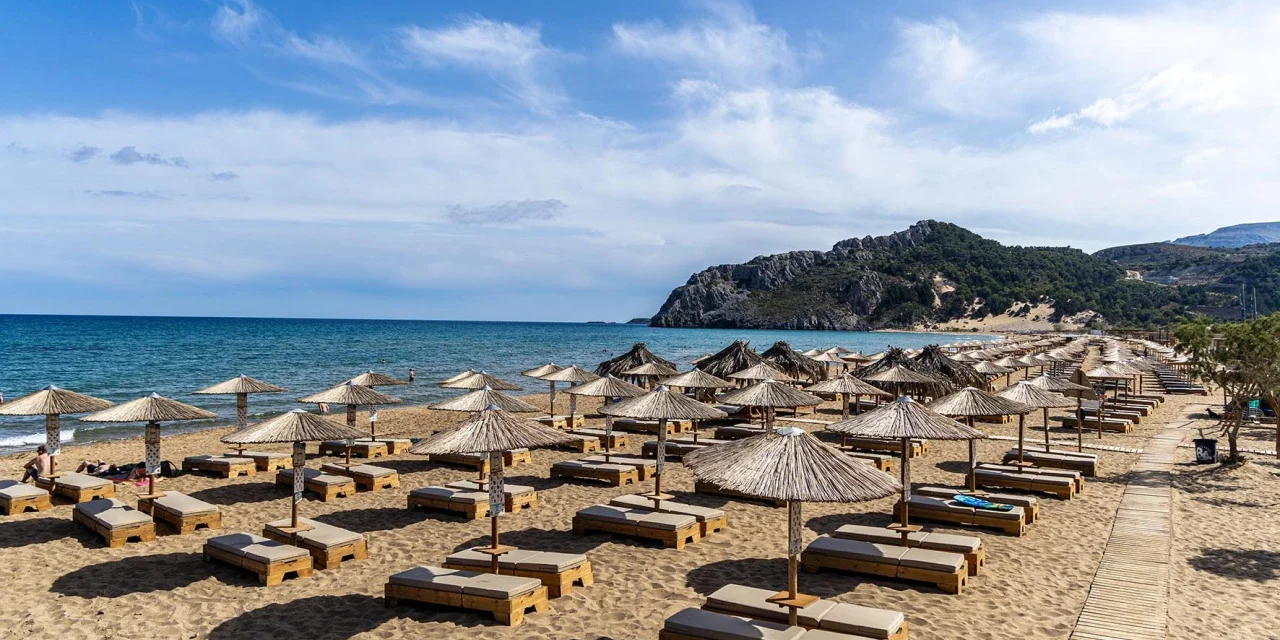 Μπάνιο στην Αττική: Ξαπλώστρες με 320 ευρώ και ενδυματολογικό πρωτόκολλο στις παραλίες.
