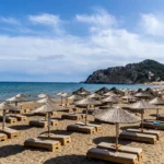 Μπάνιο στην Αττική: Ξαπλώστρες με 320 ευρώ και ενδυματολογικό πρωτόκολλο στις παραλίες.