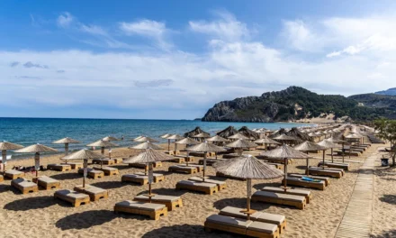 Μπάνιο στην Αττική: Ξαπλώστρες με 320 ευρώ και ενδυματολογικό πρωτόκολλο στις παραλίες.