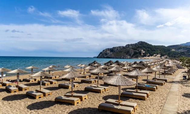 Μπάνιο στην Αττική: Ξαπλώστρες με 320 ευρώ και ενδυματολογικό πρωτόκολλο στις παραλίες.