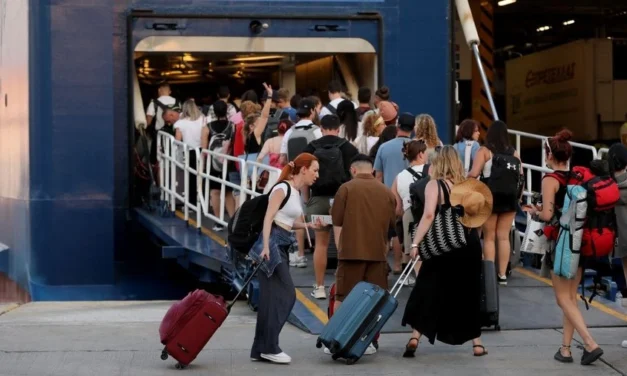 Κορυφώνεται η έξοδος των αδειούχων – «Τσουχτερές» οι τιμές των ακτοπλοϊκών εισιτηρίων