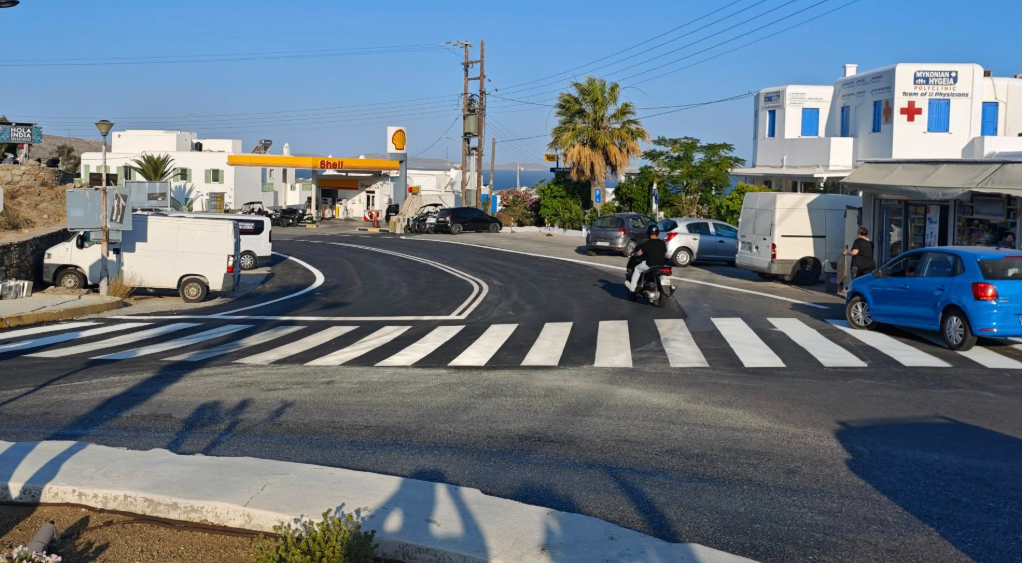 Ο Περιφερειακός Δρόμος της Μυκόνου αλλάζει όψη: Νέες Διαγραμμίσεις ολοκληρώνουν την ασφαλτόστρωση