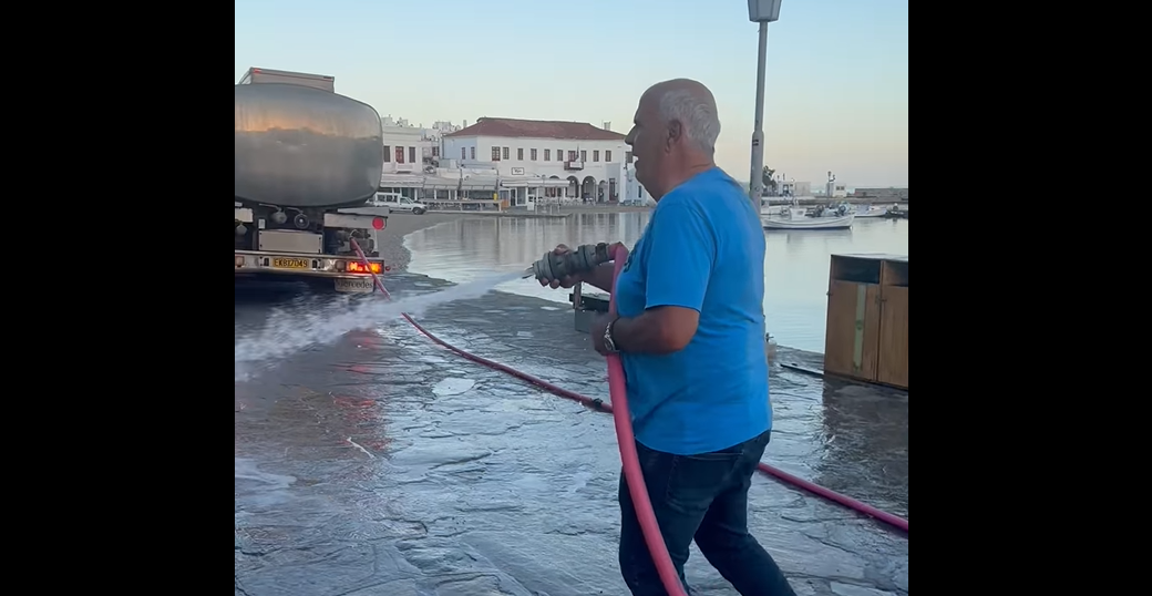 Ο Αλέκος Βαμβακούρης καθαρίζει τον Γιαλό της Μυκόνου (video)