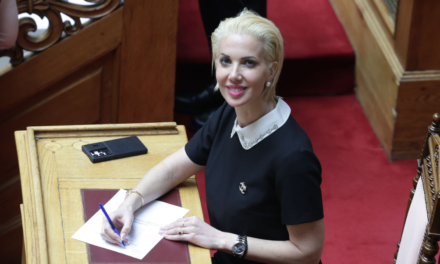 Απάντηση του Υπουργείου Πολιτισμού σε Αναφορά της Κατερίνας Μονογυιού για την τοποθέτηση διαφημιστικών πλαισίων στον Αερολιμένα Μυκόνου