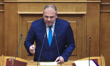 Ο Φίλιππος Φόρτωμας φέρνει στη Βουλή ζητήματα ασφαλείας στις πτήσεις ελικοπτέρων στις Κυκλάδες