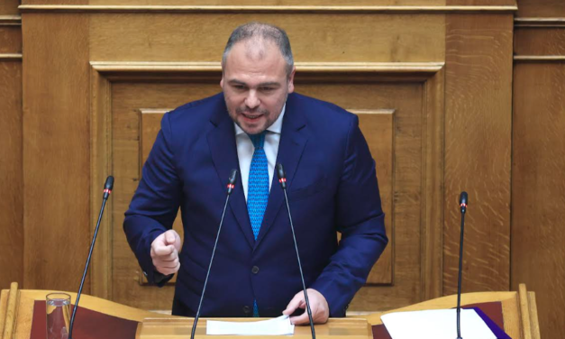 Ο Φίλιππος Φόρτωμας φέρνει στη Βουλή ζητήματα ασφαλείας στις πτήσεις ελικοπτέρων στις Κυκλάδες