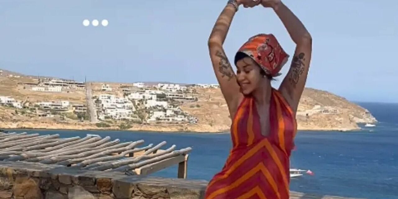 Η Cardi B κάνει διακοπές στη Μύκονο και δηλώνει ενθουσιασμένη