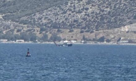 Ελευσίνα: Οι πρώτες φωτογραφίες από το ελικόπτερο που έκανε αναγκαστική προσθαλάσσωση – Σώοι οι 3 επιβαίνοντες