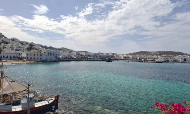 Καλό μήνα με άρωμα Μυκόνου και την ευλογία της Παναγίας
