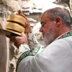 Μεγάλη Παναγιά Μυκόνου: Ο Πρωτοπρεσβύτερος Πέτρος Μαραγκός τελεί τη Θεία Λειτουργία για το Θαύμα των Άρτων