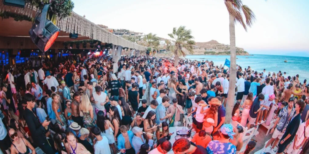 Το Tropicana Mykonos: Ο Παλμός της Παγκόσμιας Διασκέδασης