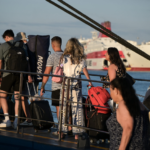 Πλώρη για τα νησιά έβαλαν οι «αργοπορημένοι» του Αυγούστου – Κίνηση στα λιμάνια, με στόχο ήσυχες και προσιτές διακοπές