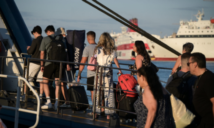Πλώρη για τα νησιά έβαλαν οι «αργοπορημένοι» του Αυγούστου – Κίνηση στα λιμάνια, με στόχο ήσυχες και προσιτές διακοπές