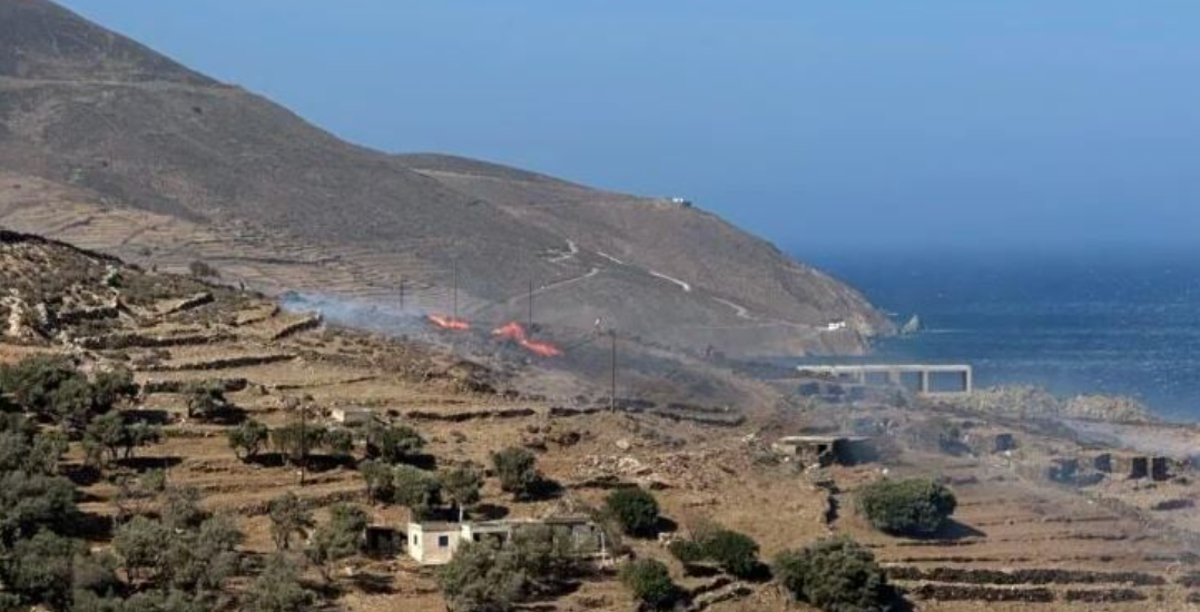 Φωτιά στην Τήνο – Επιχειρούν και 2 εναέρια μέσα 
