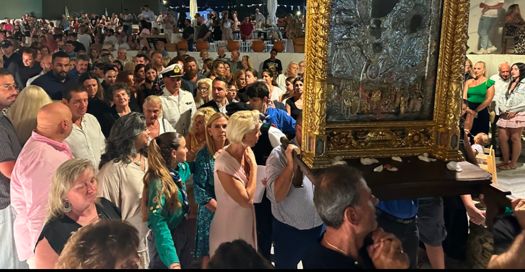 Πανδήμως οι Μυκόνιοι τιμούν την Έφορο και Προστάτιδά τους Παναγία Τουρλιανή