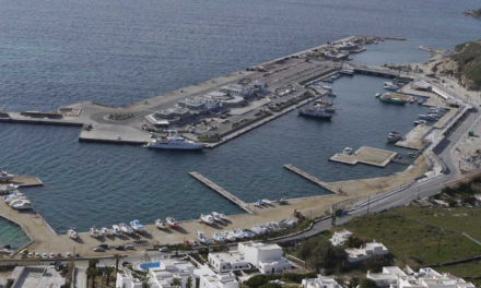 Σύντομη συνάντηση στο Νέο Λιμάνι Μυκόνου είχε ο Πρωθυπουργός όπου και συνομίλησε με τον Δήμαρχο Χρήστο Βερώνη