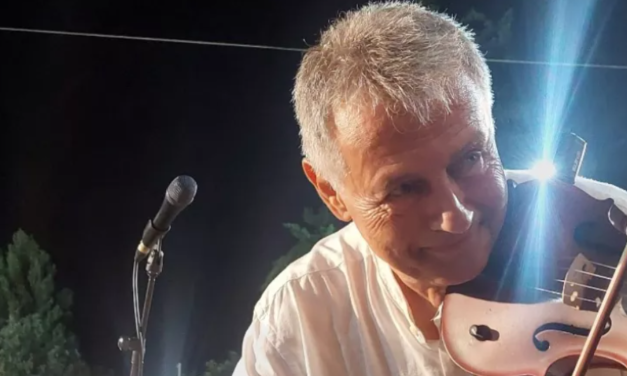 O δημιουργός του πιο viral τραγουδιού του καλοκαιριού “Το γλέντι” αποκαλύπτει – “Κάποιοι το τραγουδούν χωρίς να το νιώθουν”