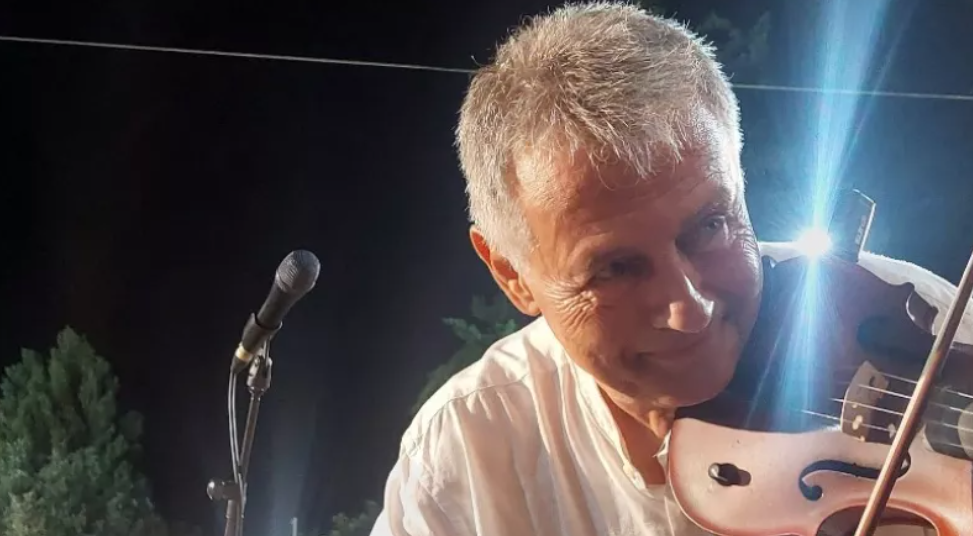 O δημιουργός του πιο viral τραγουδιού του καλοκαιριού “Το γλέντι” αποκαλύπτει – “Κάποιοι το τραγουδούν χωρίς να το νιώθουν”