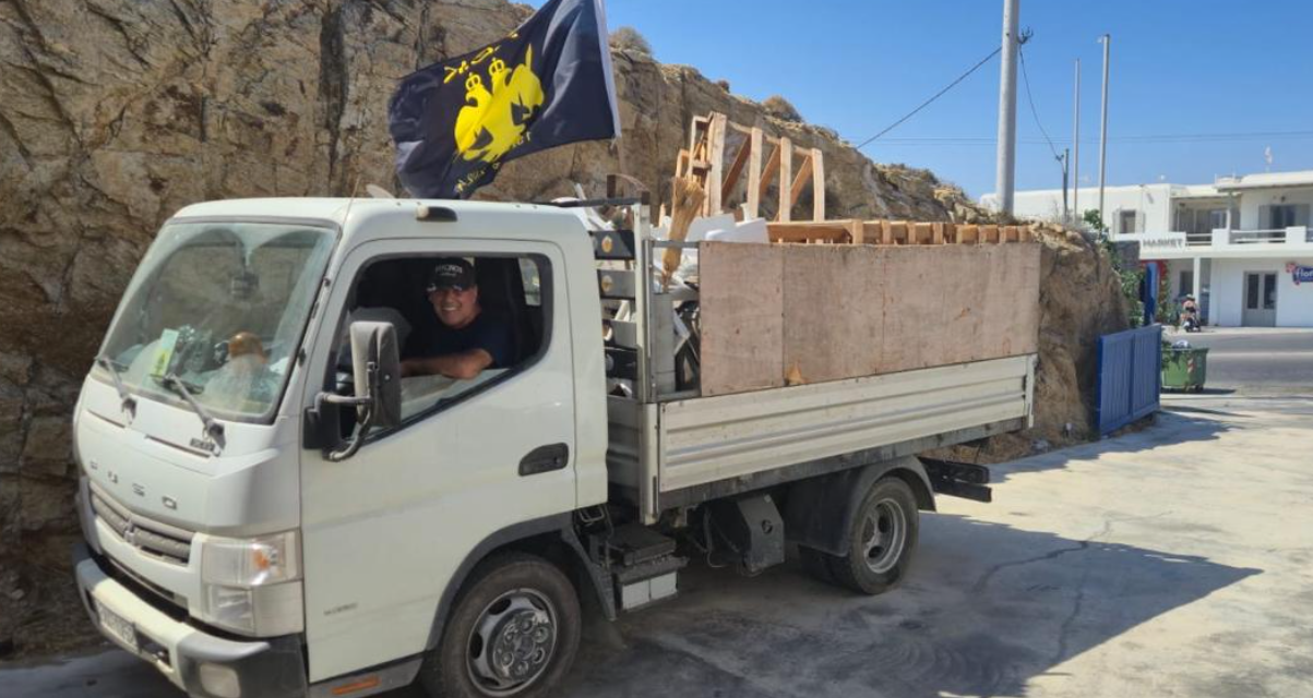 Ο Πέτρος της Μυκόνου: Ένας αφανής ήρωας βάζει «πλάτη» για την καθαριότητα του νησιού