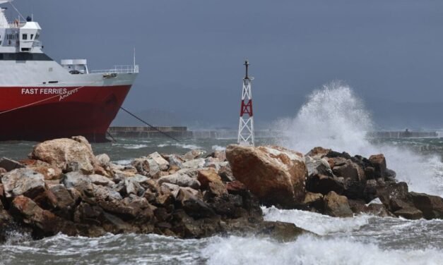 Πότε θα αρθεί το απαγορευτικό απόπλου: Δύσκολες οι επόμενες ώρες – Δεν κοπάζουν οι άνεμοι