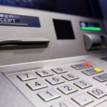 ΥπΟικ: Δωρεάν οι αναλήψεις από ΑΤΜ ελληνικών τραπεζών από 11 Αυγούστου – Πλαφόν 1,50€ για τρίτους παρόχους